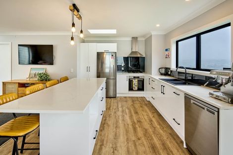 Photo of property in 75 Erlestoke Crescent, Churton Park, Wellington, 6037