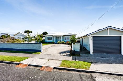 Photo of property in 17 Albion Street, Hawera, 4610