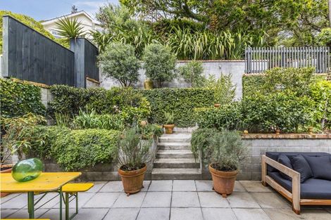 Photo of property in 19 Lower North Terrace, Kelburn, Wellington, 6012