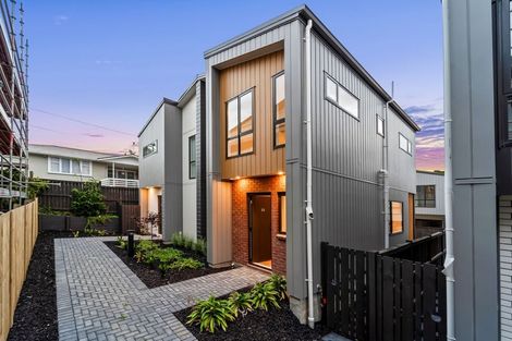 Photo of property in 10 Don Oliver Lane, Glen Eden, 0602