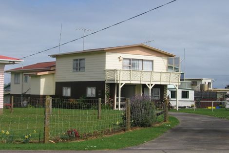 Photo of property in 17 West Crescent, Te Puru, Thames, 3575