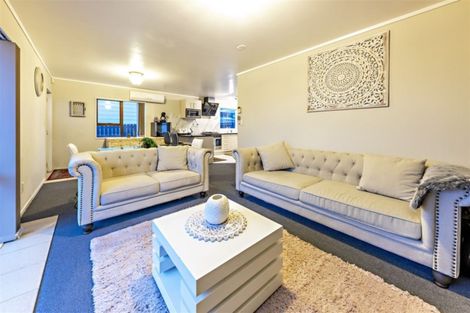 Photo of property in 2/10 Kimdale Place, Totara Heights, Auckland, 2105