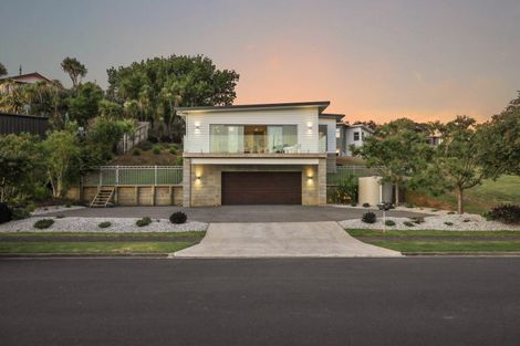 Photo of property in 28 Robertson Street, Raglan, 3225