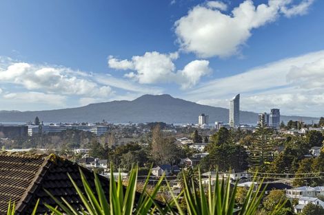 Photo of property in 2/9 Cashmere Place, Glenfield, Auckland, 0629