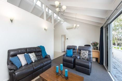 Photo of property in 14 Woodhouse Place, West Harbour, Auckland, 0618