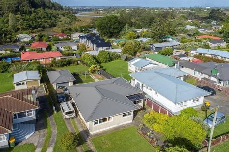 Photo of property in 18 Huruhuru Road, Massey, Auckland, 0614