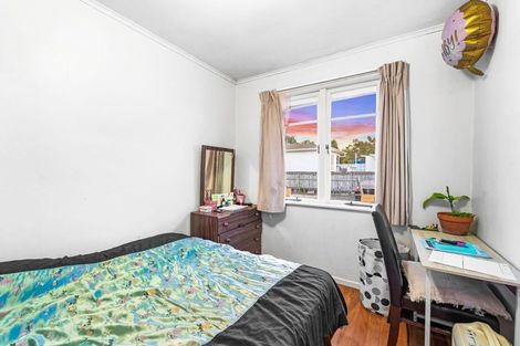 Photo of property in 17 Kuaka Place, New Lynn, Auckland, 0600