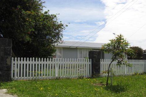 Photo of property in 9 Tarata Crescent, Mangere Bridge, Auckland, 2022