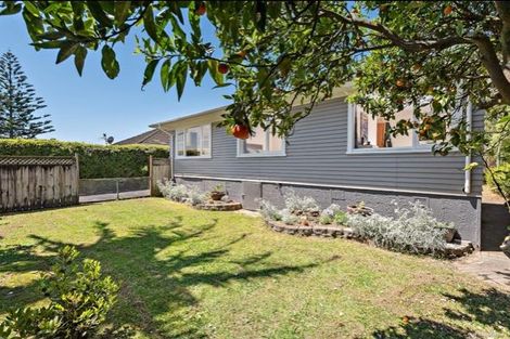 Photo of property in 90 Gloria Avenue, Te Atatu Peninsula, Auckland, 0610