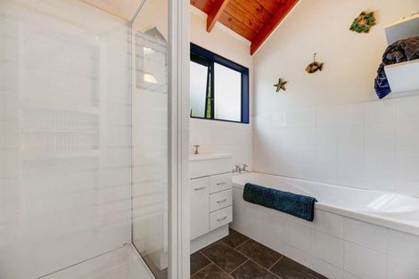 Photo of property in 11 North Way, Titirangi, Auckland, 0604