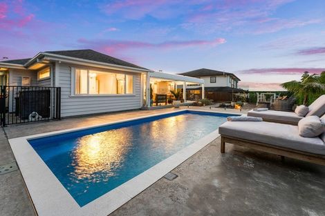 Photo of property in 24 Woodridge Drive, Stanmore Bay, Whangaparaoa, 0932