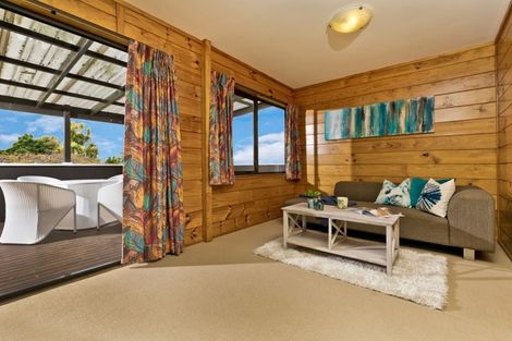 Photo of property in 6 Tasman Avenue, Henderson Valley, Auckland, 0614