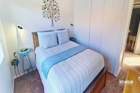 Photo of property in 19 Heversham Place, Glendene, Auckland, 0602