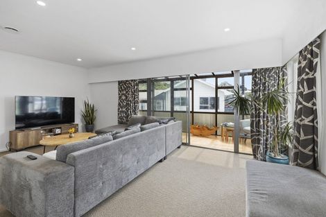 Photo of property in 9 Blandford Way, Newlands, Wellington, 6037