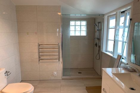 Photo of property in 115 Pupuke Road, Northcote, Auckland, 0627