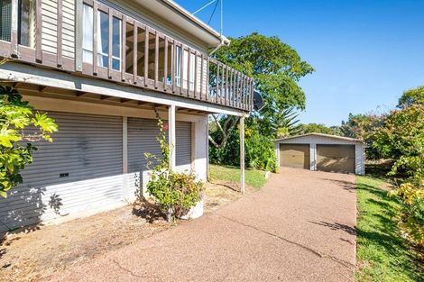 Photo of property in 16 Pohutukawa Avenue, Red Beach, 0932
