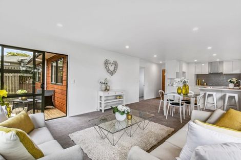 Photo of property in 2/73 Bond Crescent, Forrest Hill, Auckland, 0620