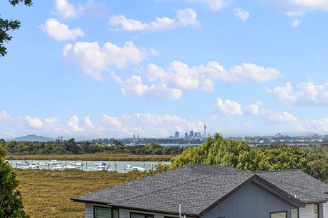 Photo of property in 98 Tiroroa Avenue, Te Atatu South, Auckland, 0610