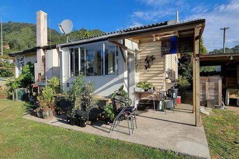 Photo of property in 53 Broadway, Picton, 7220