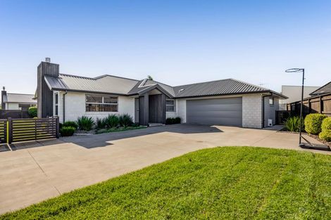 Photo of property in 52 Links Drive, Waiwhakaiho, New Plymouth, 4312