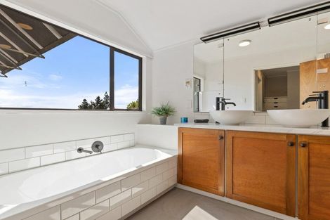 Photo of property in 5 Osmond Lane, Mount Pleasant, Christchurch, 8081