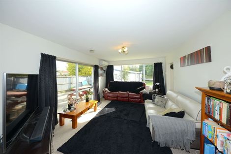 Photo of property in 3 Clivedon Place, Redwood, Christchurch, 8051