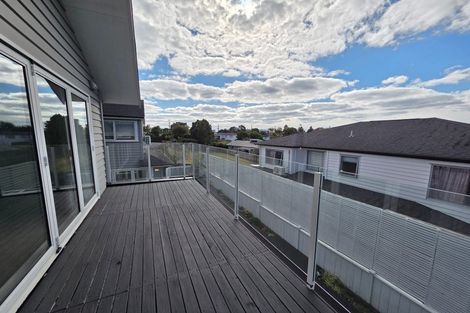Photo of property in 6b Marina View Drive, West Harbour, Auckland, 0618