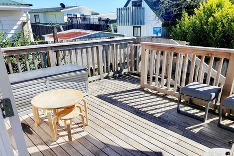Photo of property in 8 Aplin Place, Birkdale, Auckland, 0626