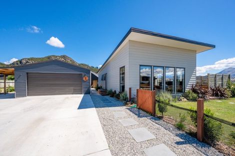 Photo of property in 8 Kingfisher Crescent, Albert Town, Wanaka, 9305