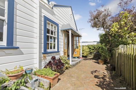 Photo of property in 15 Herald Terrace, Berhampore, Wellington, 6023