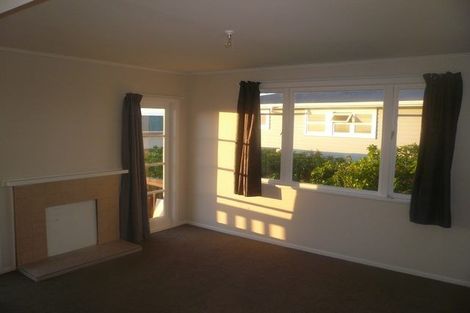 Photo of property in 16 Hobsonville Road, West Harbour, Auckland, 0618