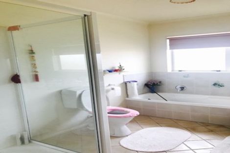 Photo of property in 15 Hillwell Drive, Henderson, Auckland, 0612