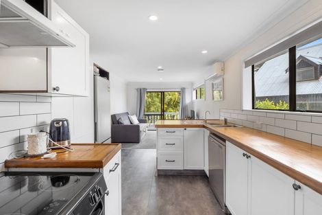 Photo of property in 9 Guernsey Place, Fitzherbert, Palmerston North, 4410