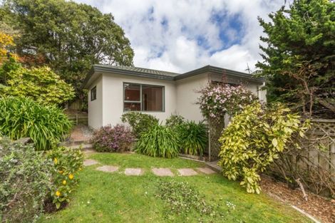 Photo of property in 2 Kowhai Street, Tawa, Wellington, 5028