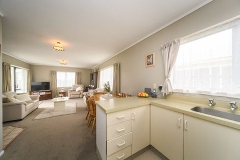 Photo of property in 28 Chatsworth Place, Highbury, Palmerston North, 4412