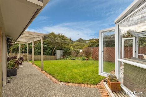 Photo of property in 8 Te Whiti Grove, Korokoro, Lower Hutt, 5012