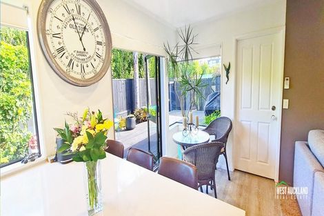 Photo of property in 19 Heversham Place, Glendene, Auckland, 0602