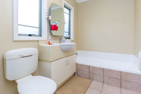 Photo of property in 2/360 East Coast Road, Sunnynook, Auckland, 0630