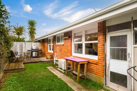 Photo of property in 3/50 Old Lake Road, Narrow Neck, Auckland, 0624