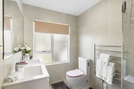 Photo of property in 22 Cairnbrae Court, Northcross, Auckland, 0632