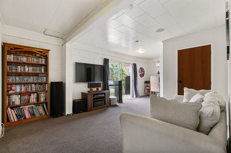 Photo of property in 4 Easter Parade, Glen Eden, Auckland, 0602