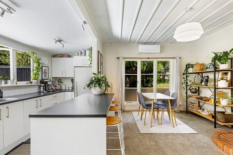 Photo of property in 218 Woodlands Park Road, Titirangi, Auckland, 0604