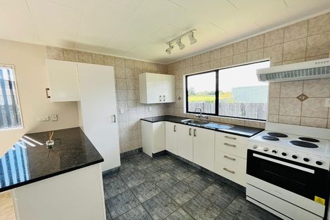 Photo of property in 1/8 Anglers Way, Wattle Downs, Auckland, 2102