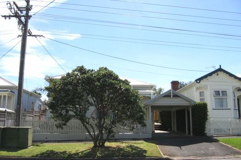 Photo of property in 17 William Bond Street, Stanley Point, Auckland, 0624