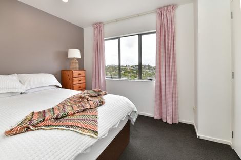 Photo of property in 3/22 Northcross Drive, Oteha, Auckland, 0632