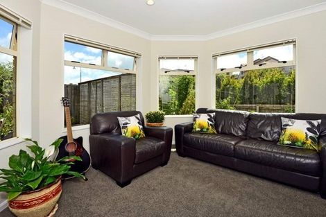 Photo of property in 32 Rising Parade, Fairview Heights, Auckland, 0632