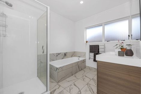 Photo of property in 5 Parramatta Place, Botany Downs, Auckland, 2010