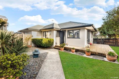 Photo of property in 1 Rixon Place, Te Atatu Peninsula, Auckland, 0610