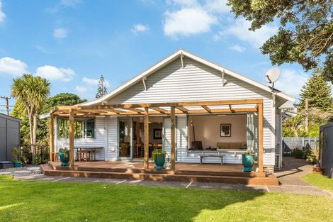 Photo of property in 137 Wellington Road, Paekakariki, 5034
