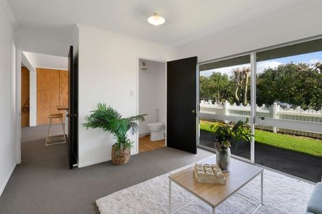 Photo of property in 51 Cumberland Street, Merrilands, New Plymouth, 4312